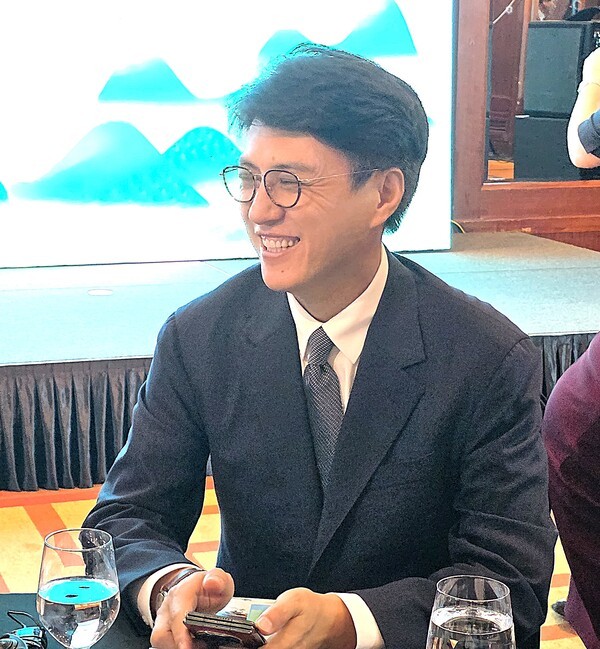 중국 중견 유명 배우 진둥이 귀빈석에서 참석자들과 대화를 나누며 웃고 있는 모습 [사진=이상인 편집위원]