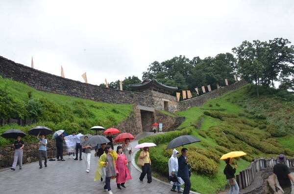 국내 관광 명소를 돌아보고 있는 관광객들의 모습 [사진=이상인 편집위원]