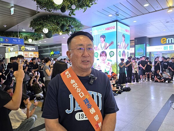 제주특별자치도관광협회가 지난 9월 13일 서울에서 개최한 홍보행사에 참석한 강동훈 제주특별시관광협회 회장이 코멘트를 하고 있는 모습 [사진=이상인 편집위원]