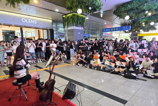 제주특별자치도관광협회가 지난 9월 13일 서울에서 개최한 홍보행사에서 특별 초청 가수 공연에 많은 관람객들이 참석해 즐거움을 더했다 [사진=이상인 편집위원]