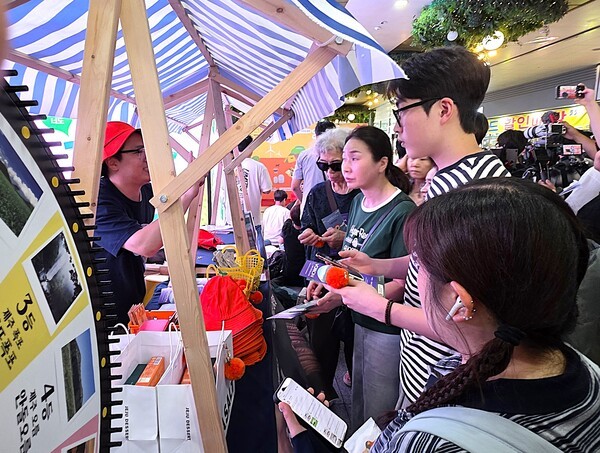 제주특별자치도관광협회가 지난 9월 13일 서울에서 개최한 홍보행사 제주 부스에 많은 관람객들이 몰려 이벤트를 즐기고 있는 모습 [사진=이상인 편집위원]