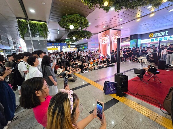 제주특별자치도관광협회가 지난 9월 13일 서울에서 개최한 홍보행사의 특별 초청 가수 공연에 많은 관람객들이 몰린 모습 [사진=이상인 편집위원]