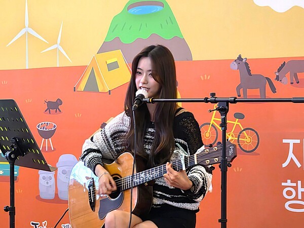 제주특별자치도관광협회가 지난 9월 13일 서울에서 개최한 홍보행사에 특별 초청된 가수 김뭉먕이 공연하고 있는 모습 [사진=이상인 편집위원]