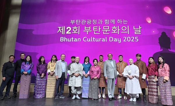 부탄관광청과 함께하는 '제2회 부탄 문화의 날' 서울 행사를 마친 후 참석 귀빈들이 부탄 공연팀과 함께 기념사진을 촬영했다 [사진=이상인 편집위원]