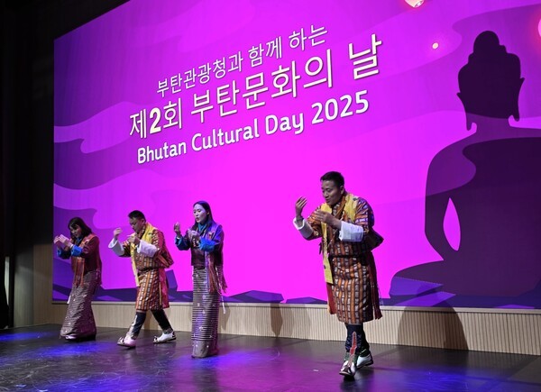 제2회 부탄 문화의 날 서울 행사에서 축하 특별 공연을 펼치고 있는 부탄 로열아카데미 왕립 소속 공연예술단 모습(좌측) [사진=이상인 편집위원]