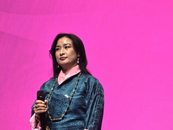 제2회 부탄 문화의 날 서울 행사에서 축하 특별 공연을 펼치고 있는 부탄의 인기 가수 가수 남카 라모 [사진=이상인 편집위원]