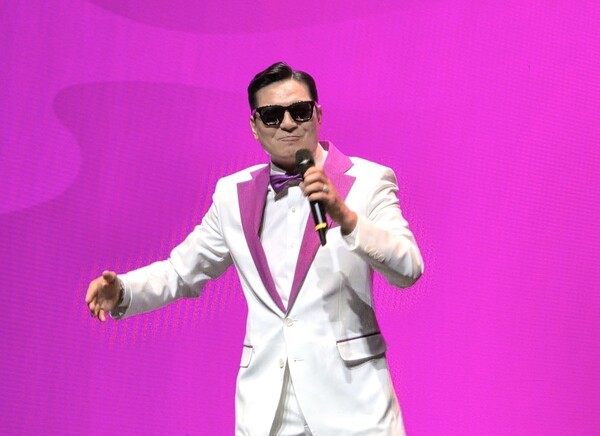 제2회 부탄 문화의 날 서울 행사에서 축하 특별 공연을 펼치고 있는 한국의 모델겸 가수 안계범 [사진=이상인 편집위원]