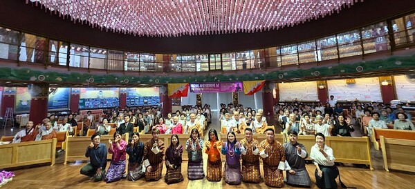 제2회 부탄 문화의 날 부산 행사에 참석한 부탄 공연단과 행사에 참석한 홍법사 주지스님을 비롯한 스님 및 불자들이 함께 기념사진을 촬영했다 [사진=이상인 편집위원]