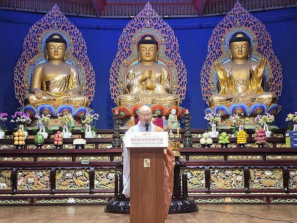 제2회 부탄 문화의 날 부산 행사에서 환영사를 하고 있는 심산 홍법사 주지스님 모습 [사진=이상인 편집위원]