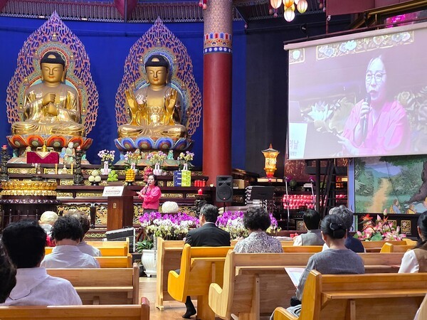 제2회 부탄 문화의 날 부산 행사에서 인사말을 하고 있는 김민경 한국부탄우호협회 회장 모습 [사진=이상인 편집위원]