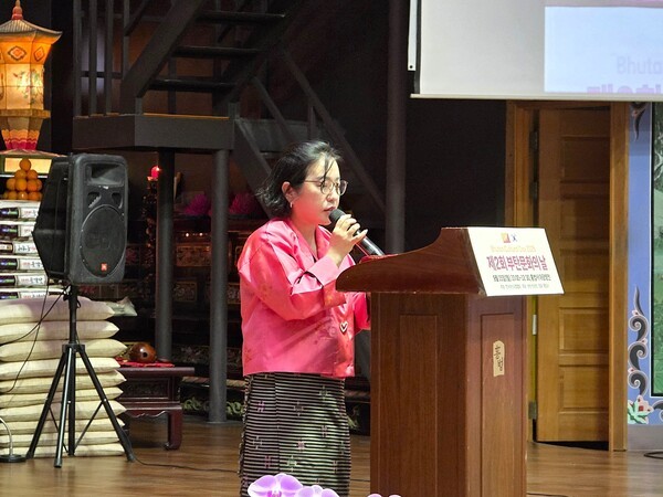 제2회 부탄 문화의 날 부산 행사에서 인사말을 하고 있는 김민경 한국부탄우호협회 회장 모습 [사진=이상인 편집위원]