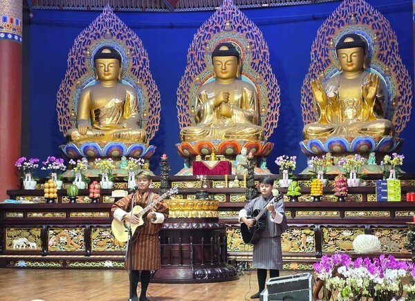 제2회 부탄 문화의 날 부산 행사에서 식전 공연을 펼치고 있는 오 스트레인저스 밴드 소남 린첸 리드 싱거(좌측)와  비자이 바지아이 리드 기타리스트(우측) [사진=이상인 편집위원]