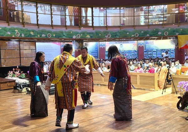 제2회 부탄 문화의 날 부산 행사에서 축하  공연을 펼치고 있는 부탄 로열아카데미 소속 공연단 [사진=이상인 편집위원]