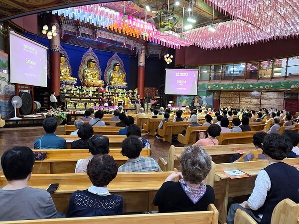 제2회 부탄 문화의 날 부산 행사에서 축하  공연을 펼치고 있는 부탄 로열아카데미 소속 공연단 [사진=이상인 편집위원]