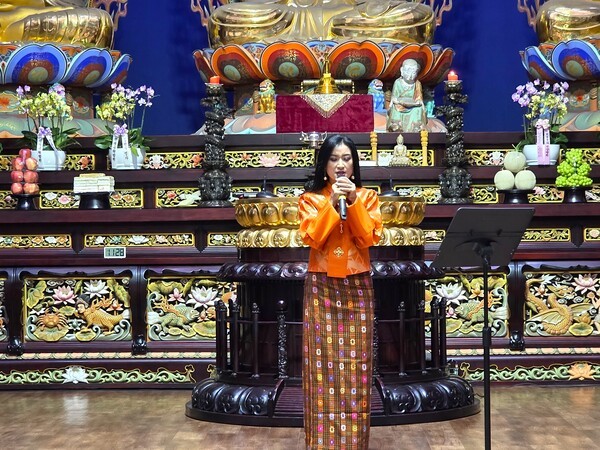 제2회 부탄 문화의 날 부산 행사에서 축하  공연을 펼치고 있는 부탄의 인기 가수 남카 라모 모습 [사진=이상인 편집위원]