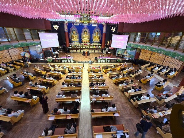 제2회 부탄 문화의 날 부산 행사에서 축하  공연을 펼치고 있는 부탄의 인기 가수 남카 라모 모습 [사진=이상인 편집위원]