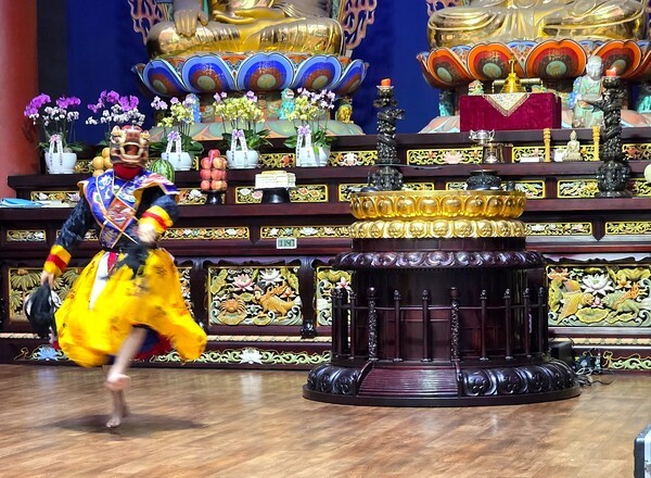 제2회 부탄 문화의 날 부산 행사에서 축하  공연에서 부탄 로열아카데미 소속 공연단이 멧돼지 탈춤 팟 참 공연을 펼치고 있는 모습 [사진=이상인 편집위원]