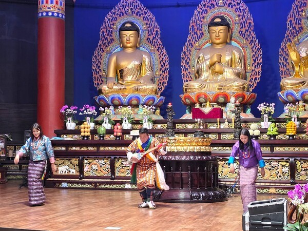 제2회 부탄 문화의 날 부산 행사에서 축하  공연을 펼치고 있는 부탄 로열아카데미 소속 공연단 모습 [사진=이상인 편집위원]