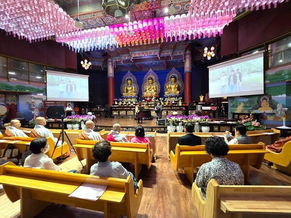 제2회 부탄 문화의 날 부산 행사에서 식전 공연을 펼치고 있는 오 스트레인저스 밴드 소남 린첸 리드 싱거(좌측)와  비자이 바지아이 리드 기타리스트(우측) [사진=이상인 편집위원]