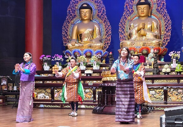 제2회 부탄 문화의 날 부산 행사에서 축하  공연을 펼치고 있는 부탄 로열아카데미 소속 공연단 모습 [사진=이상인 편집위원]