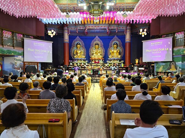 제2회 부탄 문화의 날 부산 행사에서 축하  공연을 펼치고 있는 부탄 로열아카데미 소속 공연단 모습 [사진=이상인 편집위원]