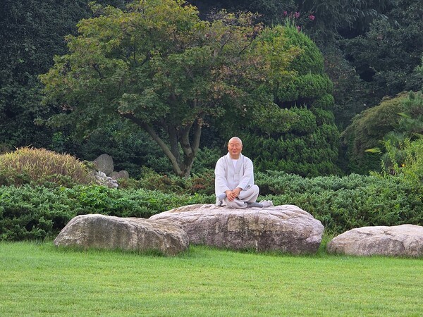 제2회 부탄 문화의 날 부산 행사가 개최된 홍법사 경내 바위 위에서 아침 일찍 명상을 하고 있는 심산 주지 스님 모습 [사진=이상인 편집위원]
