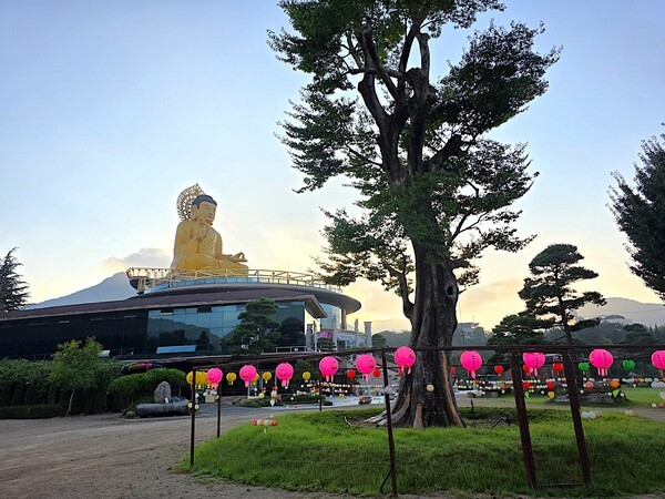 제2회 부탄 문화의 날 부산 행사가 개최된 홍법사 경내 전경 [사진=이상인 편집위원]