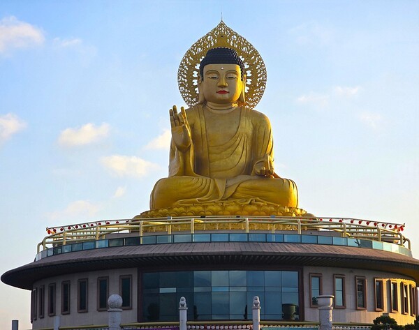 제2회 부탄 문화의 날 부산 행사가 개최된 홍법사 경내 전경 모습.원형법당 건물 위의 대형 좌불상  모습 [사진=이상인 편집위원]