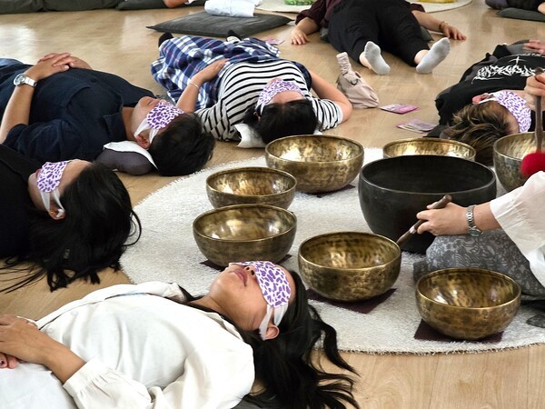 제2회 부탄 문화의 날 부산 행사가 개최된 홍법사에서 운영하고 있는 (사)싱잉볼치유의소리에서 부탄 공연단이 치유를 받고 있는 모습 [사진=이상인 편집위원]