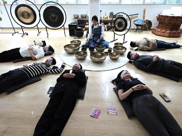 제2회 부탄 문화의 날 부산 행사가 개최된 홍법사에서 운영하고 있는 (사)싱잉볼치유의소리에서 부탄 공연단이 치유를 받고 있는 모습 [사진=이상인 편집위원]