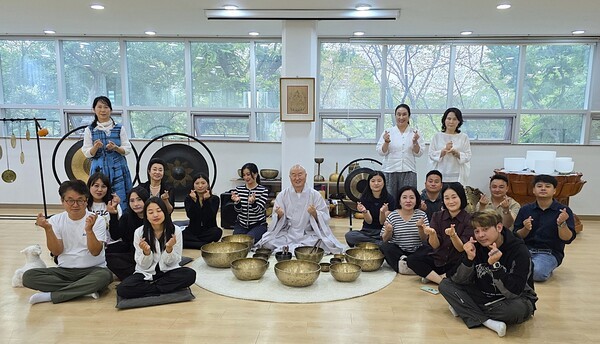 제2회 부탄 문화의 날 부산 행사가 개최된 홍법사에서 운영하고 있는 (사)싱잉볼치유의소리에서 부탄 공연단이 치유를 받고 난 후 기념사진을 촬영했다 [사진=이상인 편집위원]