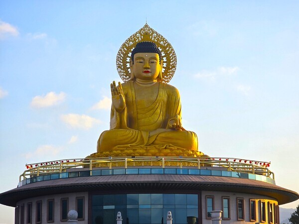 제2회 부탄 문화의 날 부산 행사가 개최된 홍법사 좌불상 모습 [사진=이상인 편집위원]