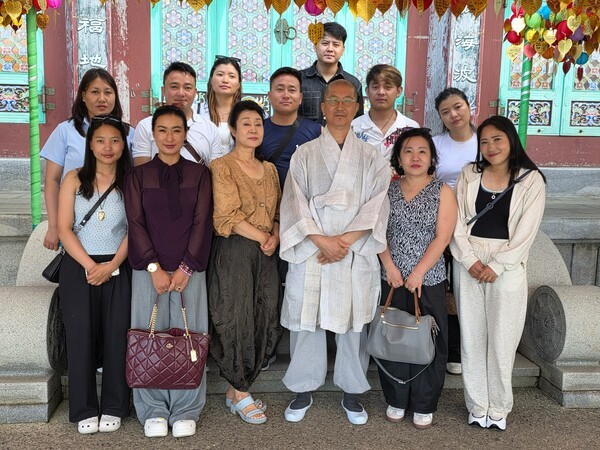 제2회 부탄 문화의 날 부산 행사를 마친 후 부산의 유명 사찰인 해동 용궁사를 방문해 덕림 주지 스님과 부탄 공연단이 기념사진을 촬영했다 [사진=이상인 편집위원]