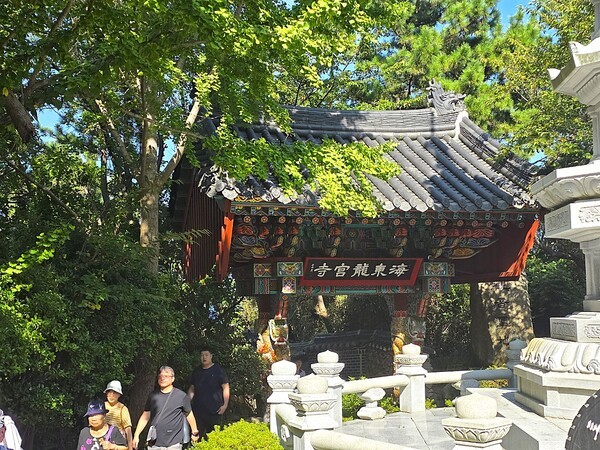 제2회 부탄 문화의 날 부산 행사를 마친 후 부산의 유명 사찰인 해동 용궁사를 방문했다. 바다가에 건립되어 있는 아름다운 용궁사 정문 모습  [사진=이상인 편집위원]