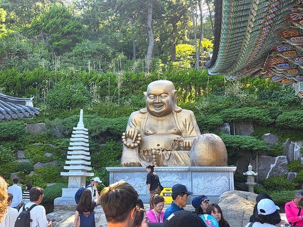 제2회 부탄 문화의 날 부산 행사를 마친 후 부산의 유명 사찰인 해동 용궁사를 방문했다. 바다가에 건립되어 있는 아름다운 용궁사의 경내 좌불상 모습  [사진=이상인 편집위원]