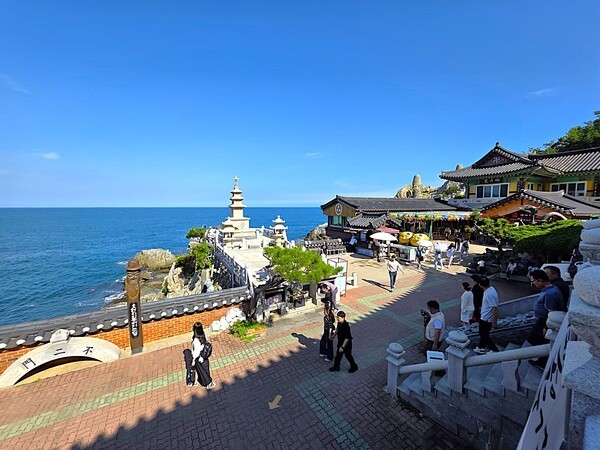 제2회 부탄 문화의 날 부산 행사를 마친 후 부산의 유명 사찰인 해동 용궁사를 방문했다. 바다가에 건립되어 있는 아름다운 용궁사 모습  [사진=이상인 편집위원]