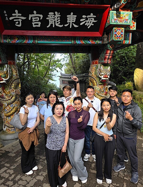 제2회 부탄 문화의 날 부산 행사를 마친 후 부산의 유명 사찰인 해동 용궁사 정문에서 부탄 공연단이 기념사진을 촬영했다 [사진=이상인 편집위원]