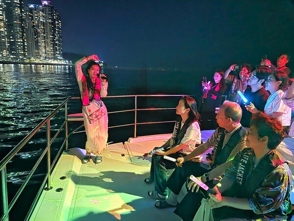 제2회 부탄 문화의 날 부산 행사를 마친 후 부산 해운대에서 요트 투어를 즐겼다. 요트에서 부탄 가수 남카 라모가 즉석 라이브 공연을 펼쳐 승선객들에게 환호를 받았다  [사진=이상인 편집위원]