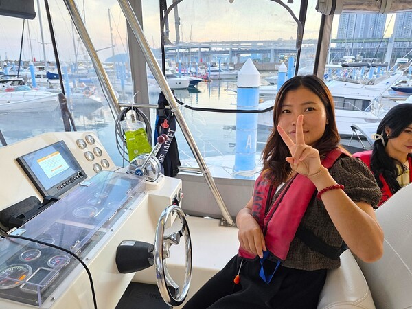 부산 해운대에서 즐긴 요트 조정석에서 포즈를 취했다  [사진=이상인 편집위원]