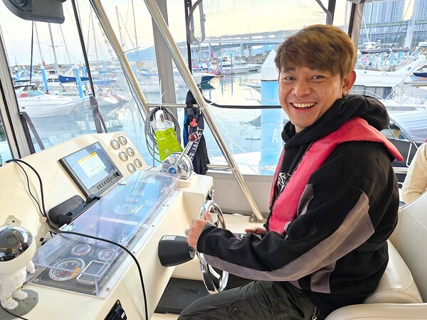 부산 해운대에서 즐긴 요트 조정석에서 포즈를 취했다  [사진=이상인 편집위원]