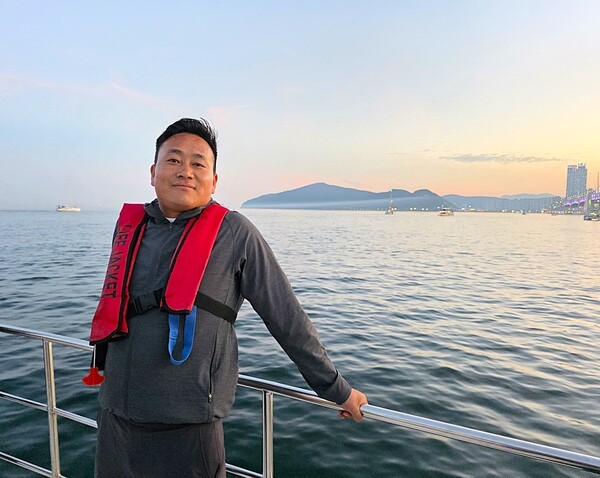 부산 해운대에서 즐긴 요트 난간에서 포즈를 취했다  [사진=이상인 편집위원]