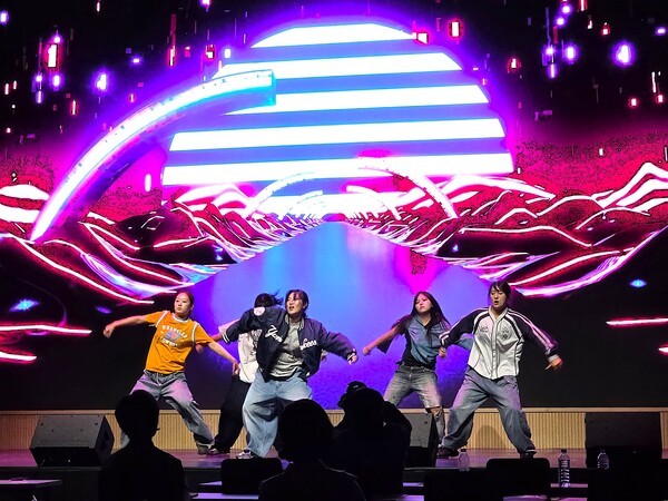 제2회 부탄 문화의 날 서울 행사에서 축하 특별 공연을 펼치고 있는 정화예술대학교 실용음악과 퀸비즈팀 모습 [사진=이상인 편집위원]