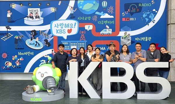 제2회 부탄 문화의 날 행사에 참석한 부탄 공연단이 KBS아트비전의 협조로 KBS를 방문해 기념사진을 촬영하고 있는 모습 [사진=이상인 편집위원]