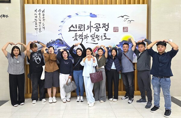 제2회 부탄 문화의 날 행사에 참석한 부탄 공연단이 KBS아트비전의 협조로 KBS를 방문해 기념사진을 촬영하고 있는 모습 [사진=이상인 편집위원]