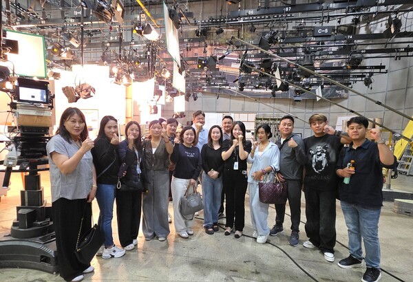 제2회 부탄 문화의 날 행사에 참석한 부탄 공연단이 KBS아트비전의 협조로 KBS 별관을 방문해 연속극 촬영 현장에서 제작진과 함께 기념사진을 촬영하고 있는 모습 [사진=이상인 편집위원]