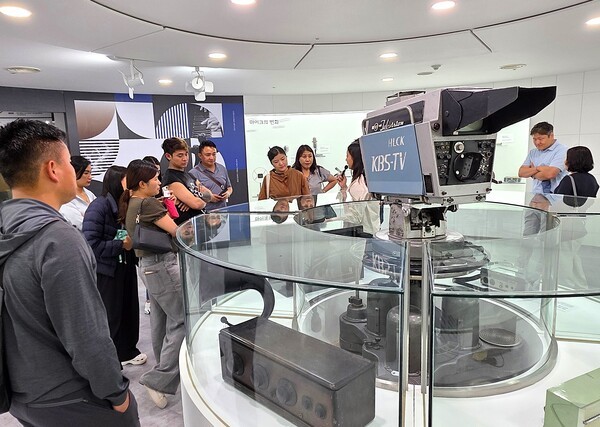 제2회 부탄 문화의 날 행사에 참석한 부탄 공연단이 KBS아트비전의 협조로 KBS 본관을 방문해 견학하고 있는 모습  [사진=이상인 편집위원]