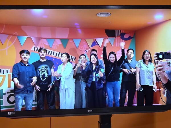 제2회 부탄 문화의 날 행사에 참석한 부탄 공연단이 KBS아트비전의 협조로 KBS 본관을 방문해 체험을 통해 TV모니터에 방영되고 있는 모습  [사진=이상인 편집위원]