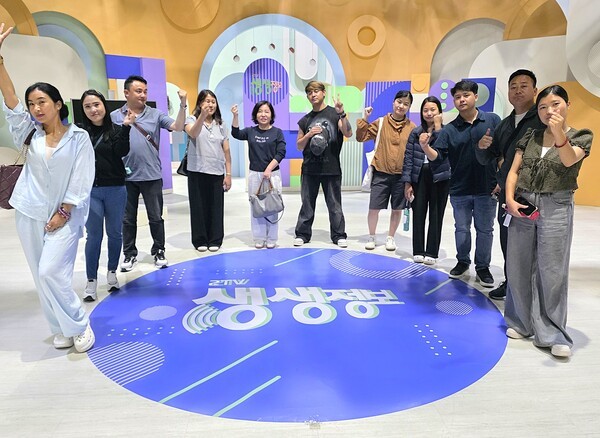 제2회 부탄 문화의 날 행사에 참석한 부탄 공연단이 KBS아트비전의 협조로 KBS 본관 생생정보 스튜디오를 방문해 기념사진을 촬영했다 [사진=이상인 편집위원]