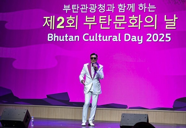 제2회 부탄 문화의 날 서울 행사에서 축하 특별 공연을 펼치고 있는 한국의 모델겸 가수 안계범 [사진=이상인 편집위원]