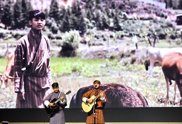 제2회 부탄 문화의 날 서울 행사에 앞서 식전 공연을 하고 있는  오 스트레인저스 밴드 소남 린첸 리드 싱거(우측)와 비자이 바지아이 리드 기타리스트(좌측) [사진=이상인 편집위원]